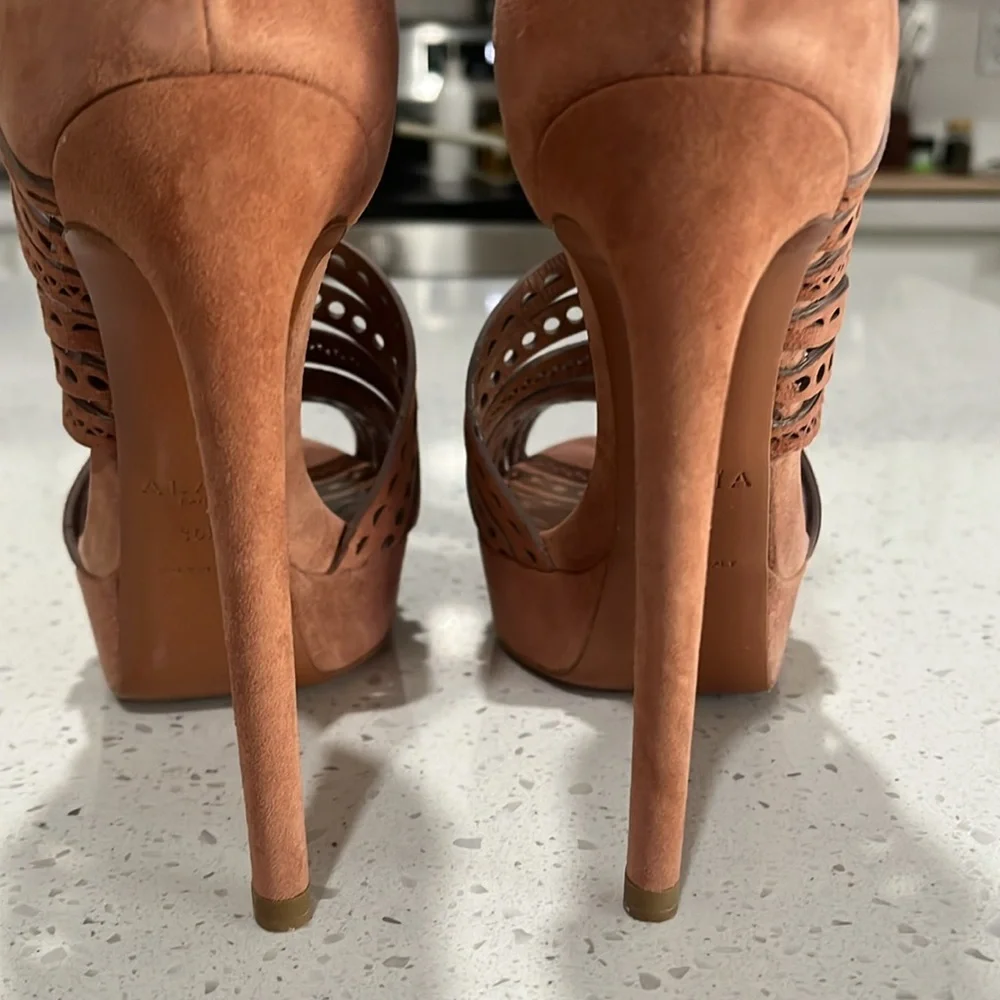 Alaia size 36.5 pink nude laser cut suede strap 4 inch never worn pumps